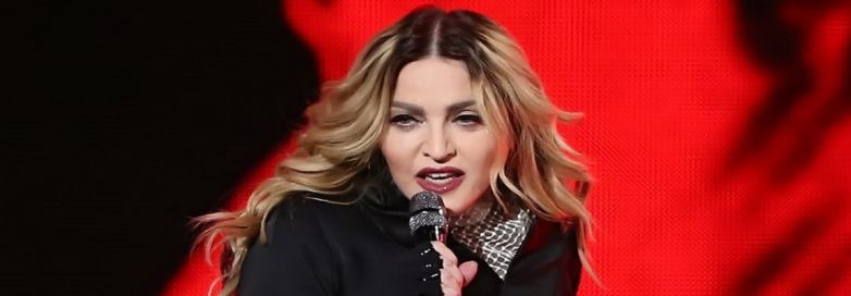 Eurovision, Madonna porta le bandiere si Israele e Palestina sul palco: «Non erano state approvate»