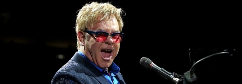 Elton John, nuova partnership con Palace. La sua carriera in 16 foto su felpe, maglioni e tavola da skate