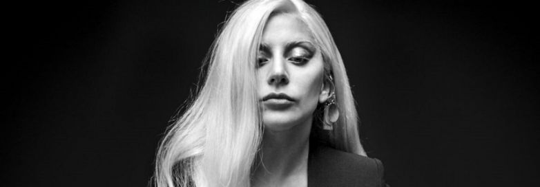 Lady Gaga sbanca gli Mtv Awards: cinque premi e sfilata di mascherine